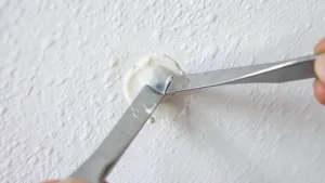 Jak usunąć klej montażowy ze ściany