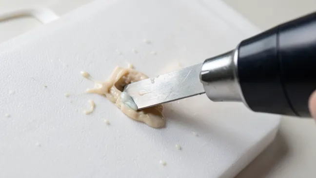 Jak usunąć klej na gorąco z plastiku