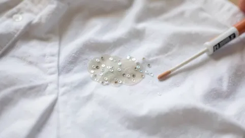 Jak usunąć klej po cekinach z ubrania