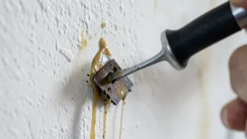 Jak usunąć klej po kasetonach