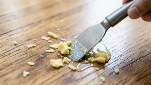 Jak usunąć klej po linoleum