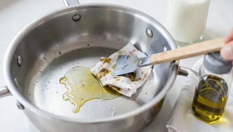 Jak usunąć klej po naklejce z garnka