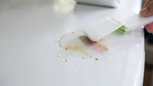 Jak usunąć klej po naklejce z lodówki