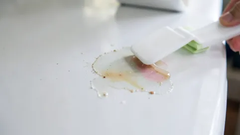 Jak usunąć klej po naklejce z lodówki