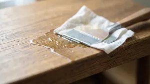 Jak usunąć klej po naklejce z mebli