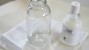 Jak usunąć klej po naklejce z plastiku