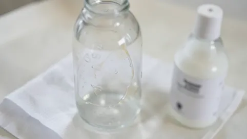 Jak usunąć klej po naklejce z plastiku