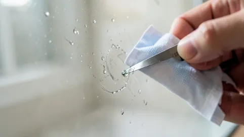 Jak usunąć klej po naklejce z szyby