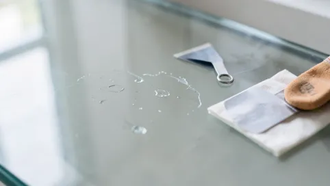 Jak usunąć klej po naklejce ze szkła