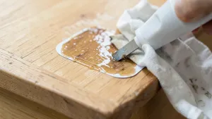 Jak usunąć klej po naklejkach z mebli