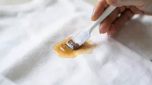 Jak usunąć klej po naklejkach z ubrania