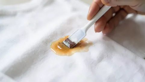 Jak usunąć klej po naklejkach z ubrania