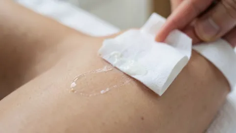 Jak usunąć klej po plastrach ze skóry
