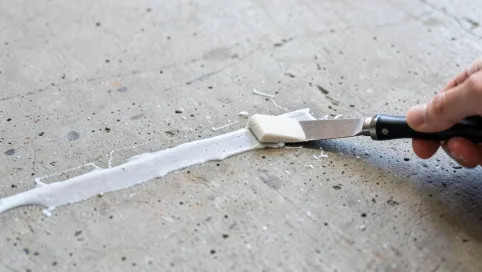 Jak usunąć klej po płytkach z podłogi