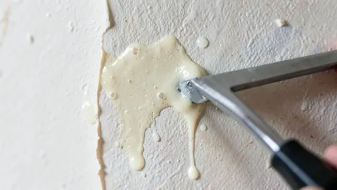 Jak usunąć klej po tapecie samoprzylepnej