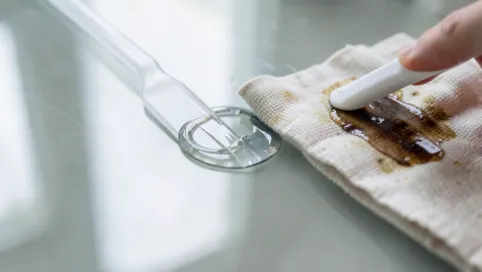 Jak usunąć klej po taśmie dwustronnej