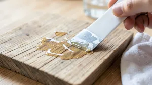 Jak usunąć klej po taśmie dwustronnej z drewna