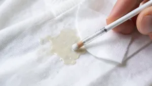 Jak usunąć klej po taśmie z ubrania