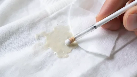Jak usunąć klej po taśmie z ubrania