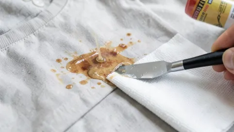 Jak usunąć klej poliuretanowy z ubrania