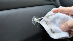 Jak usunąć klej z boczków samochodowych