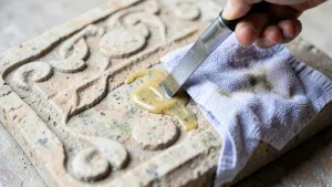 Jak usunąć klej z kamienia dekoracyjnego