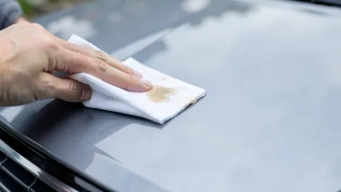 Jak usunąć klej z lakieru samochodu