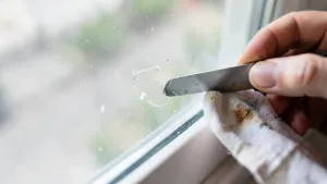Jak usunąć klej z okna plastikowego
