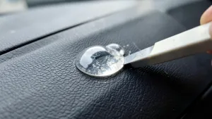 Jak usunąć klej z plastiku w samochodzie