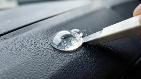 Jak usunąć klej z plastiku w samochodzie