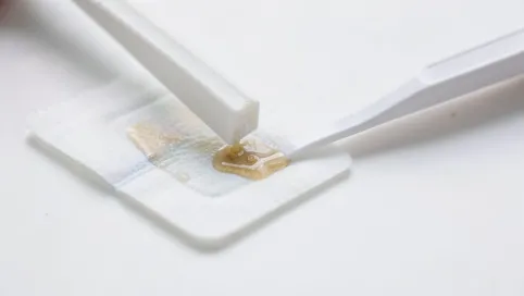 Jak usunąć klej z podpasek