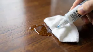 Jak usunąć klej z powierzchni lakierowanej