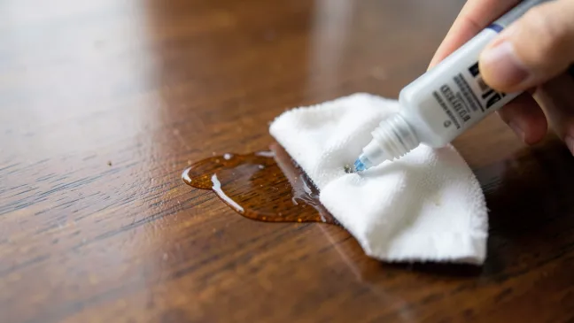 Jak usunąć klej z powierzchni lakierowanej