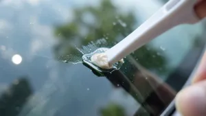 Jak usunąć klej z szyby auta