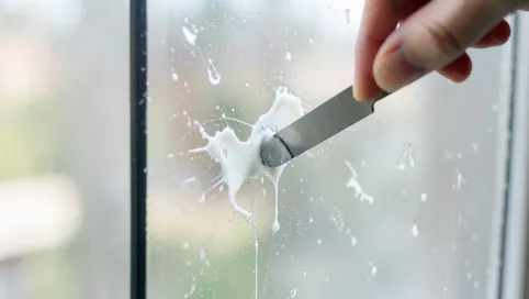 Jak usunąć klej z szyby okiennej