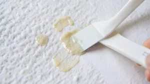 Jak usunąć klej z tapety flizelinowej