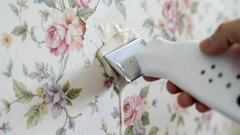 Jak usunąć klej z tapety na ścianie