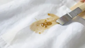 Jak usunąć klej z taśmy z ubrania