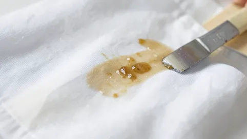 Jak usunąć klej z taśmy z ubrania