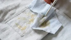 Jak usunąć klej z ubrania po naszywce