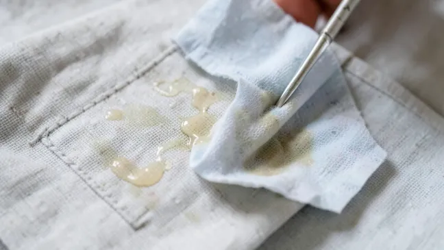 Jak usunąć klej z ubrania po naszywce