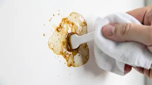 Jak usunąć klej ze ściany po naklejkach