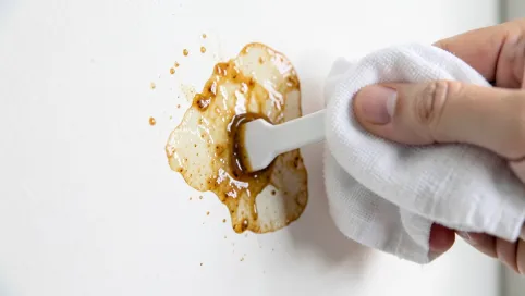 Jak usunąć klej ze ściany po naklejkach