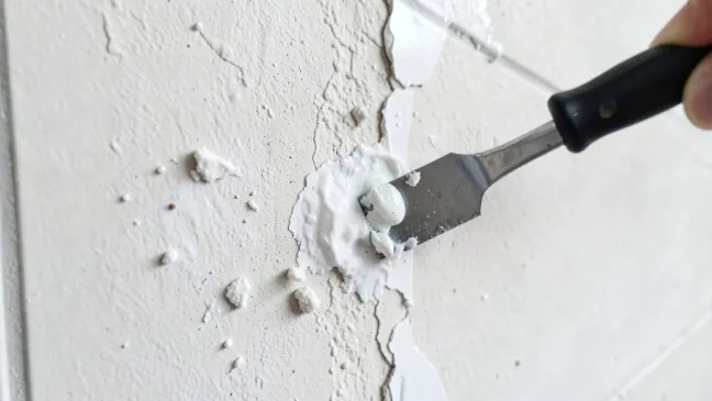 Jak usunąć klej że ściany po płytkach
