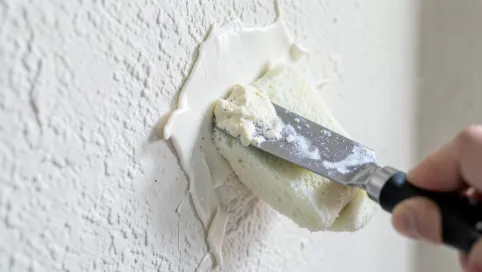 Jak usunąć klej ze ściany po tapecie
