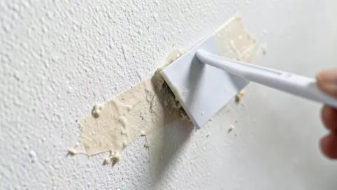 Jak usunąć klej ze ściany po taśmie
