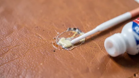 Jak usunąć klej ze skóry naturalnej