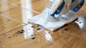 Jak usunąć plamy z paneli podłogowych