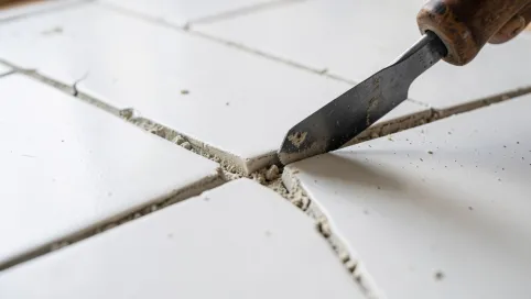 Jak usunąć starą fugę między płytkami