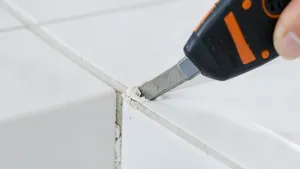 Jak usunąć stare fugi silikonowe